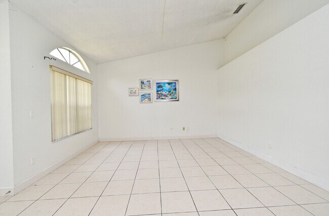 Building Photo - 1,850 Sq Ft 3-Bed, 2-Bath Orlando Home – L...