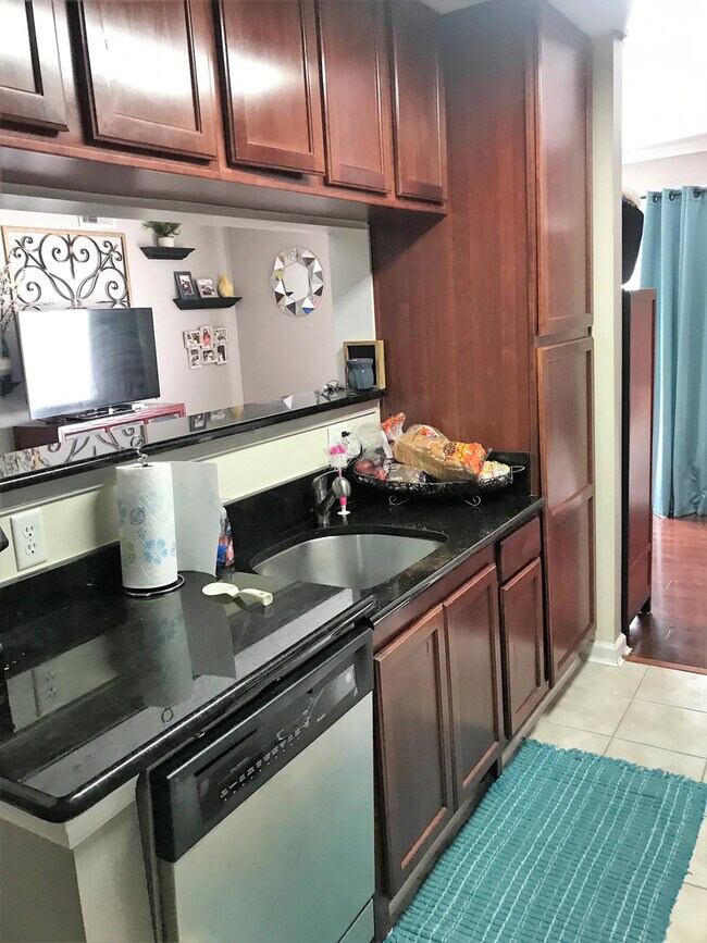 Building Photo - Nice Condo close to I-95!