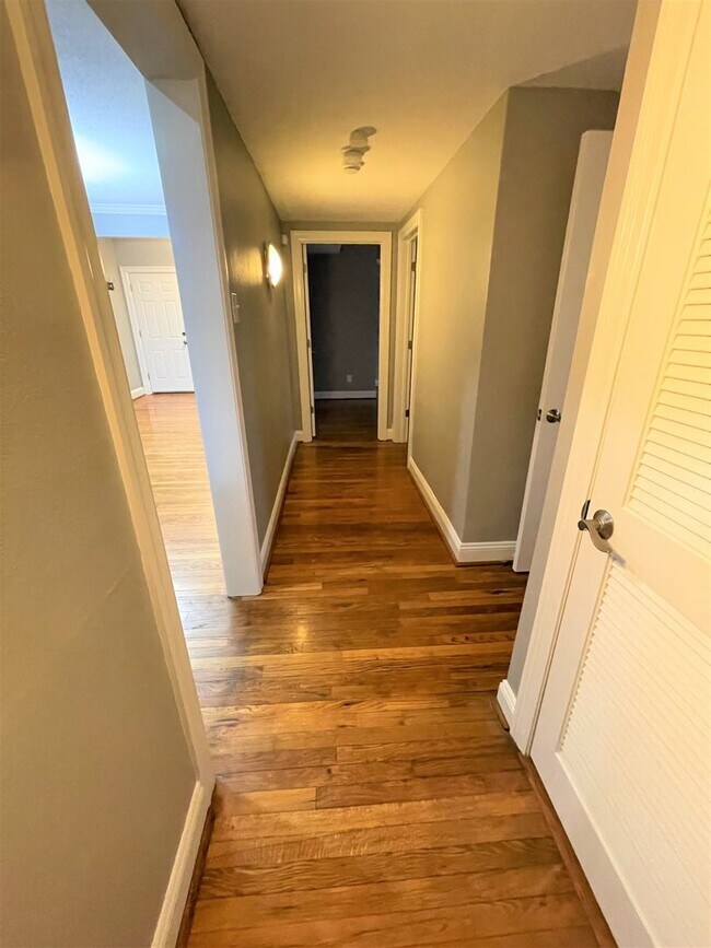 Building Photo - $1750 - Spacious & Updated 2B/2B Main Floo...