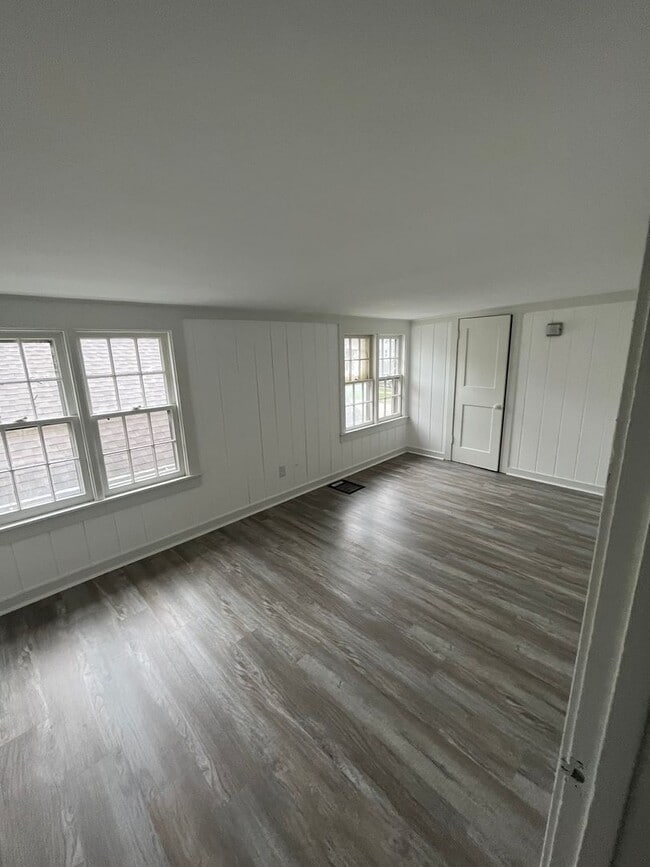 Building Photo - Newly remodeled 4 bed 2 bath home available in Rockford ***SECTION 8 OK***