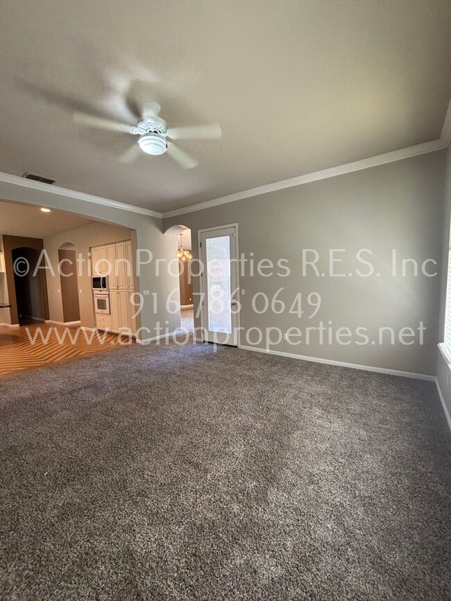 Building Photo - Single Story, Possible In-law or Great Hom...