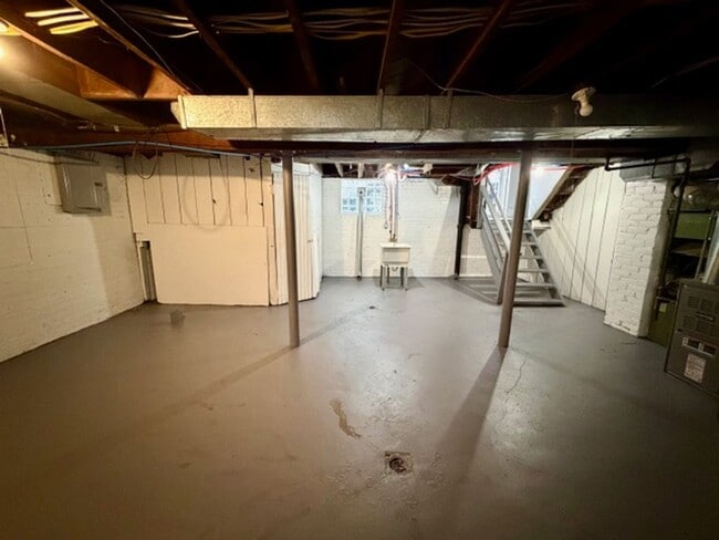 Building Photo - 4287 W Grand St