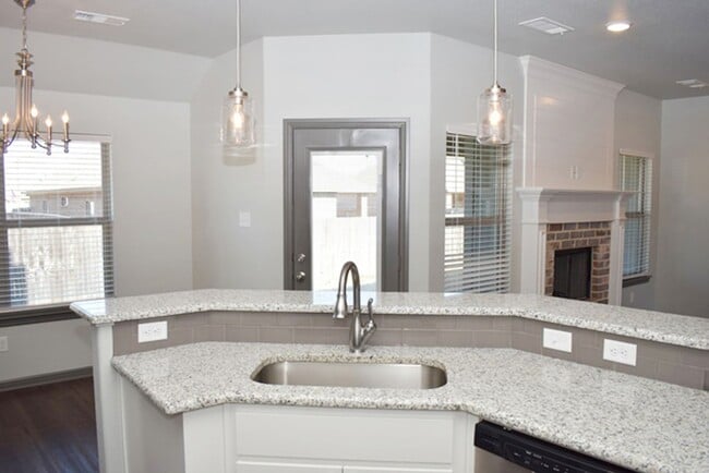 Building Photo - Beautiful 4 Bed, 2 Bath Home in Bridgeport!
