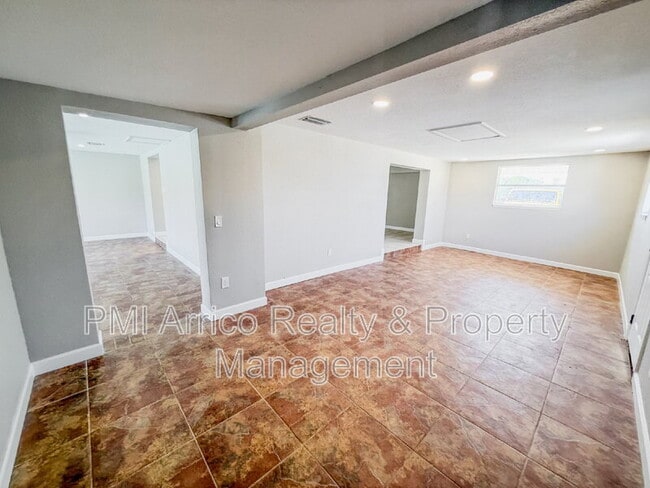 Building Photo - 818 Bayview Dr