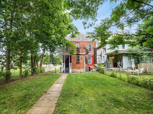 Building Photo - 806 Sullivant Ave