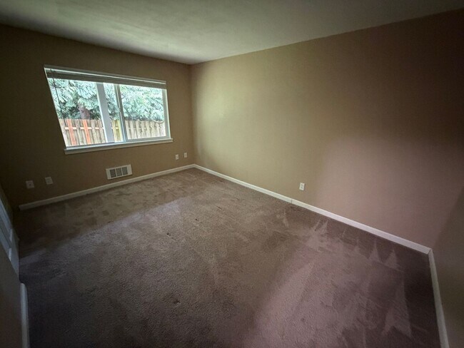 Building Photo - Charming Condo Located in the Highly Desirable Mountain Park Neighborhood of Lake Oswego.