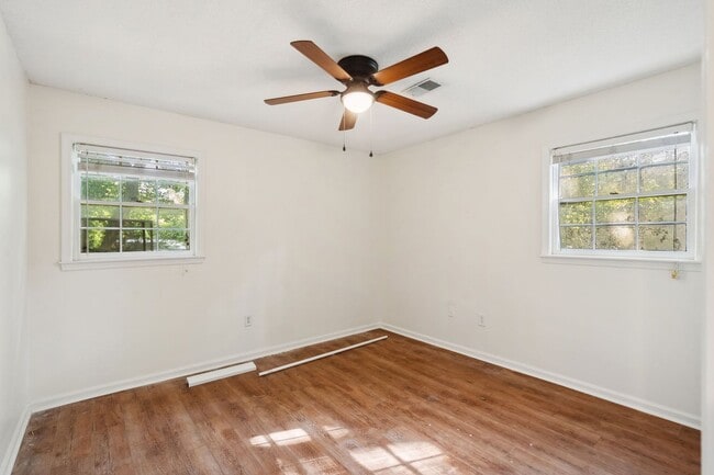 Building Photo - 3BR/2BA Home with Fireplace and Fenced Yar...