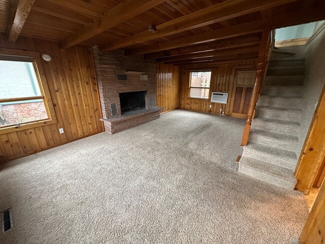 Building Photo - Beautiful Manitou Home With Sweeping Mount...