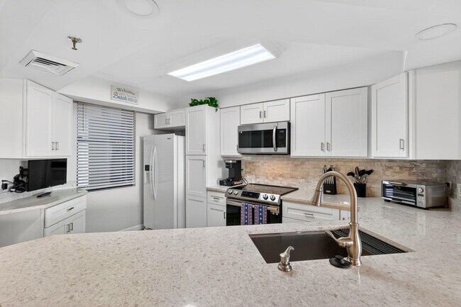 Building Photo - 9650 S Ocean Dr