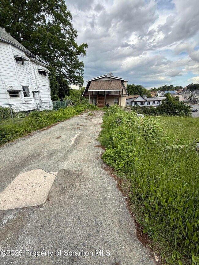 Building Photo - 603 S Blakely St