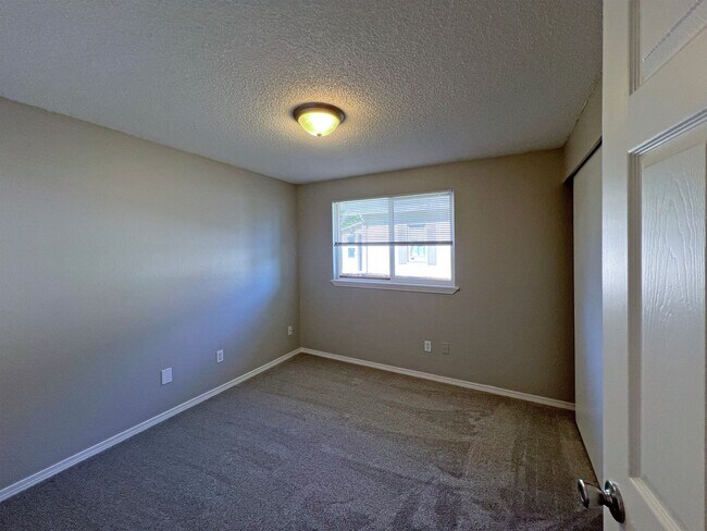 Building Photo - Charming Immaculate Three Bedroom Rambler in Tacoma