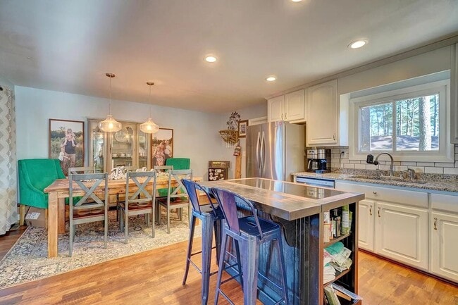 Building Photo - 3 bedroom 2 bath home Chesapeake home with a pool