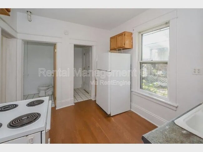 Building Photo - 650 Central Ave W