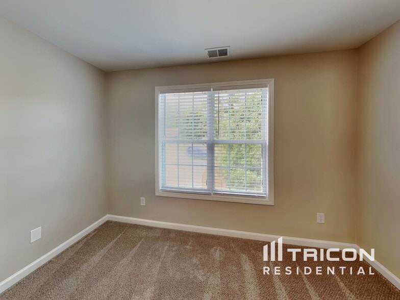 Building Photo - 9260 Carnes Estates Dr