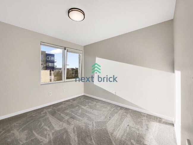 Building Photo - Luxury 1 Bed, 1 Bath Downtown Seattle Condo with City & Water Views
