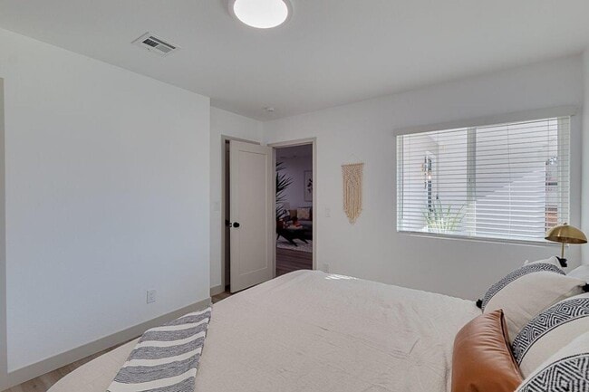 Building Photo - $599 Move in Special - Gorgeous, Open Concept Two Bed Two Bath near Old Town Scottsdale!