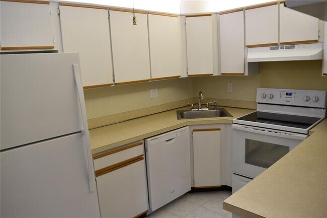 Building Photo - 2522 Pine Ridge Way S