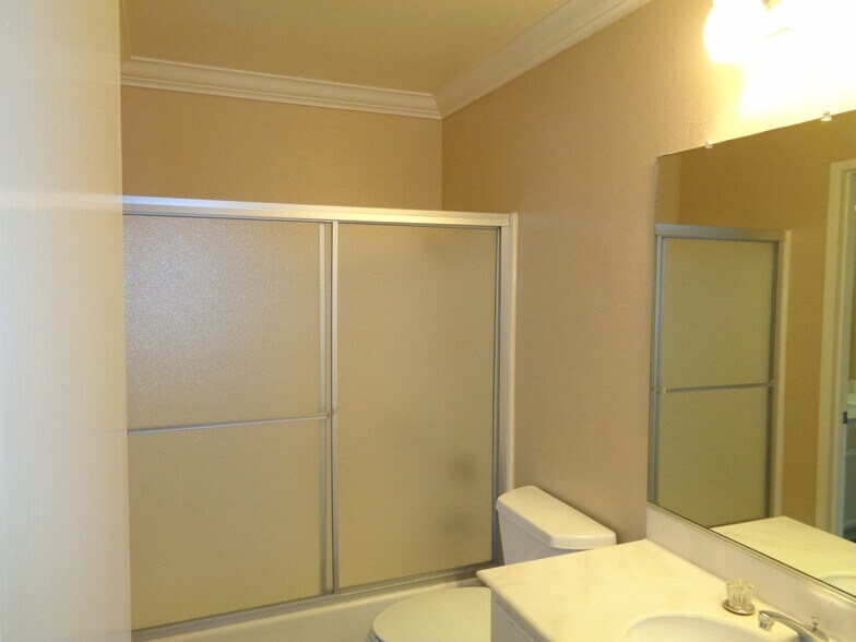 Building Photo - 5 Bridle Ln