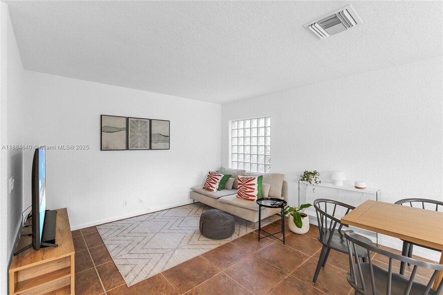 Building Photo - 1060 Capistrano