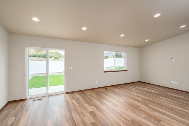 Building Photo - 389 S Newton Ave