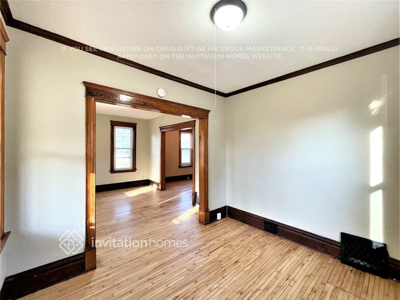 Building Photo - 496 Bay St