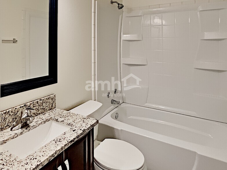 Building Photo - 1694 Ashwood Cir