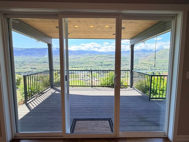 Building Photo - Luxury, golf course living with VIEWS! 3+ bed, 3 bath, three car garage and so much more!