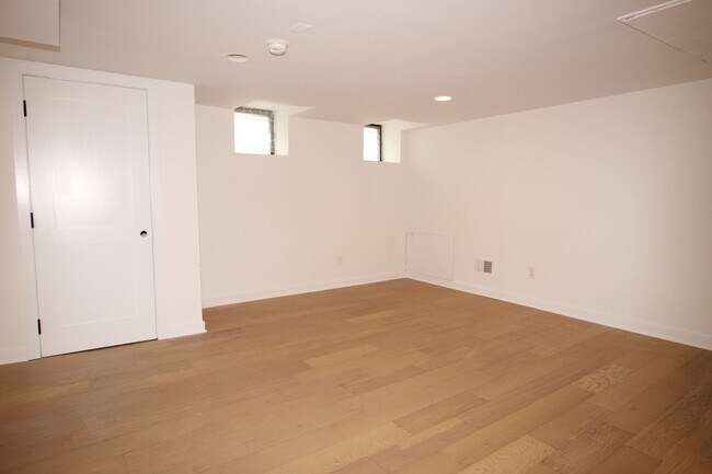 Building Photo - Spacious 2 bedroom unit in a great area in Graduate hospital