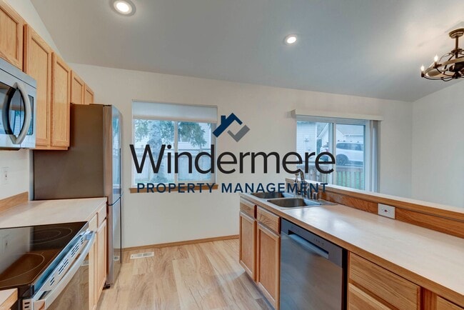Building Photo - Single-Level 3 Bedroom Home with Fenced Yard
