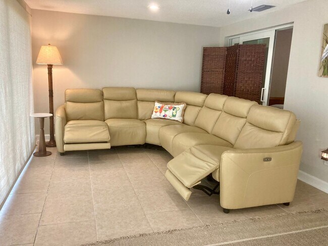 Building Photo - Furnished condo with dock!