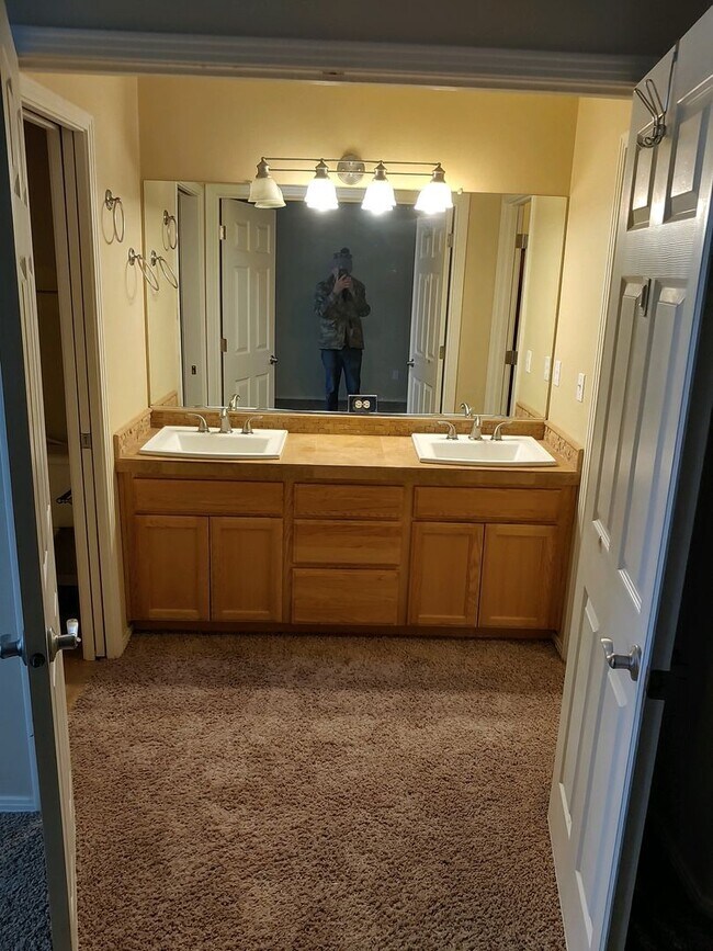 Building Photo - Newer 4 bedroom Home