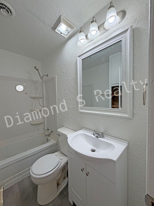 Building Photo - Adorable 2 Bed/1 Bath Home