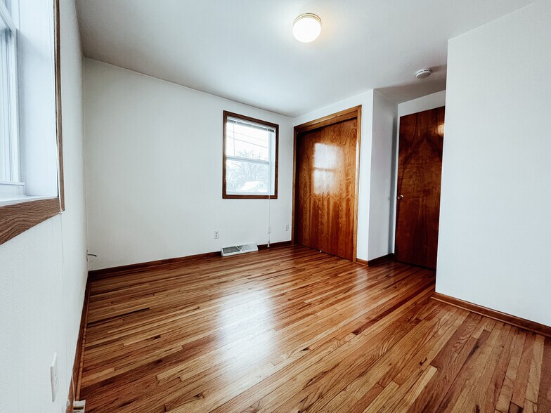 Building Photo - 921 Rainbow Dr