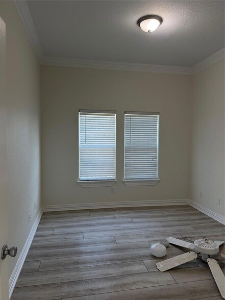 Building Photo - 398 Mesa Dr