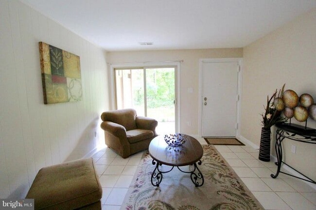 Building Photo - 5818 Royal Ridge Dr