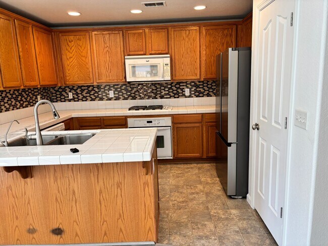 Building Photo - BEAUTIFUL, SPACIOUS,  4 BEDROOM, 2 BATHROO...