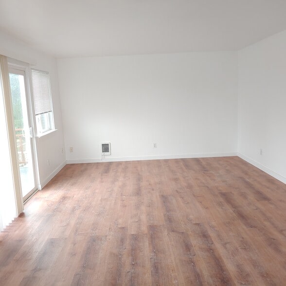 Liviing Room - 931 N 85th St