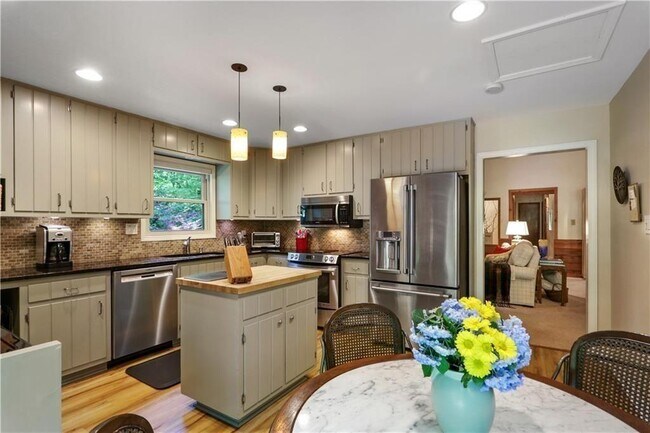 Building Photo - 2138 Carlyle Dr