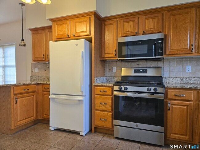 Building Photo - 511 Elm St