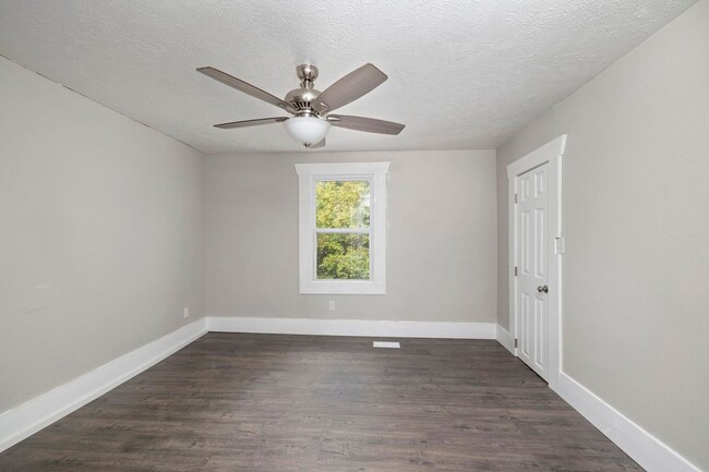 Building Photo - Updated 2 Story Home in downtown Springfield