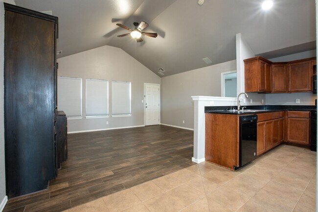 Building Photo - 3 Bed / 2 Bath in Owasso!