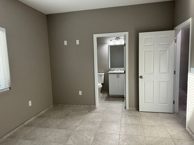 Building Photo - Beautiful Modern 3Bdm 2Ba Home, Easy Access to I-10, Must See!