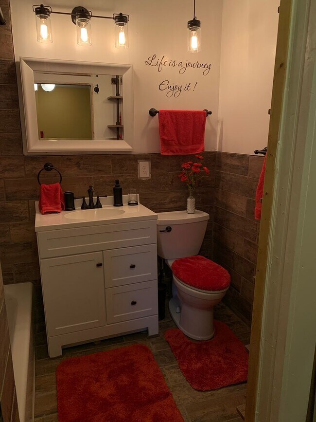 Building Photo - Fully furnished 2/2 corporate and long ter...