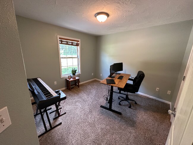 Building Photo - 15640 Top Dr