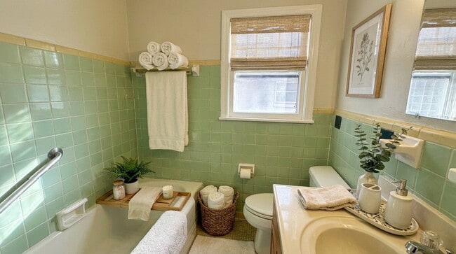 Building Photo - Newly Renovated Home Near Plaza District