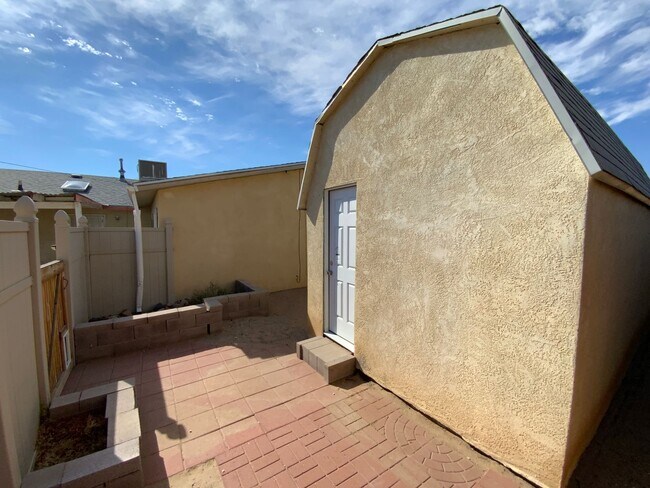 Building Photo - 3 Bedroom Single Story Home Available Near...