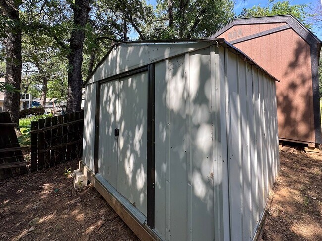 Building Photo - Azle, TX 3 Bedroom / 2 Bath / 2 Car Garage