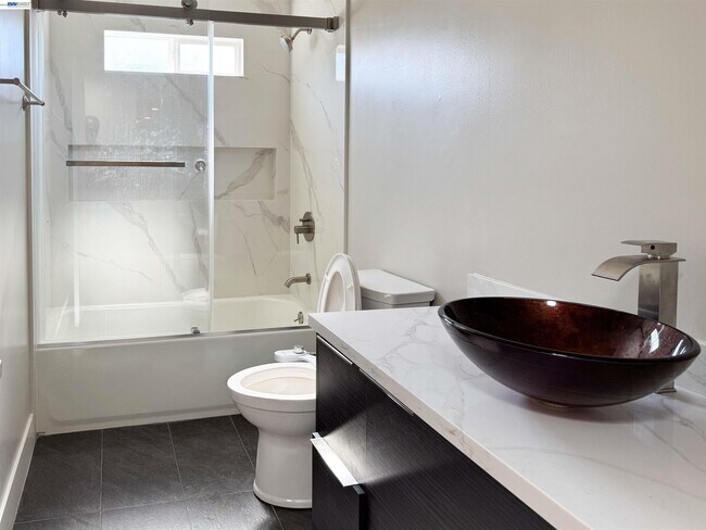 Building Photo - 2071 Seacliff Dr