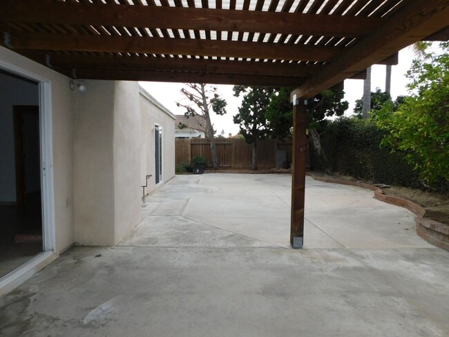 Building Photo - Beautiful single story 3 bedroom, 2 bathro...