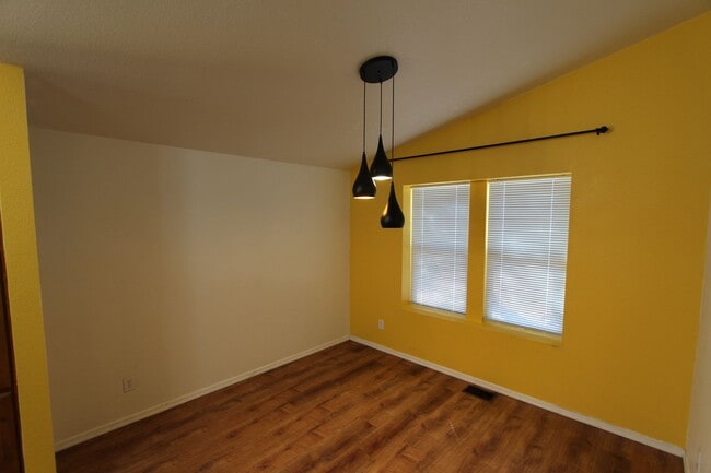 Building Photo - Move-in Special! Home in Christmas Tree es...